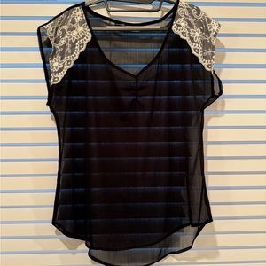 Light and airy shirt with lace sleeves size L